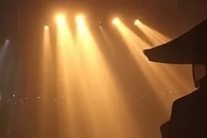 《长夜归途》雨夜公路追车镜头